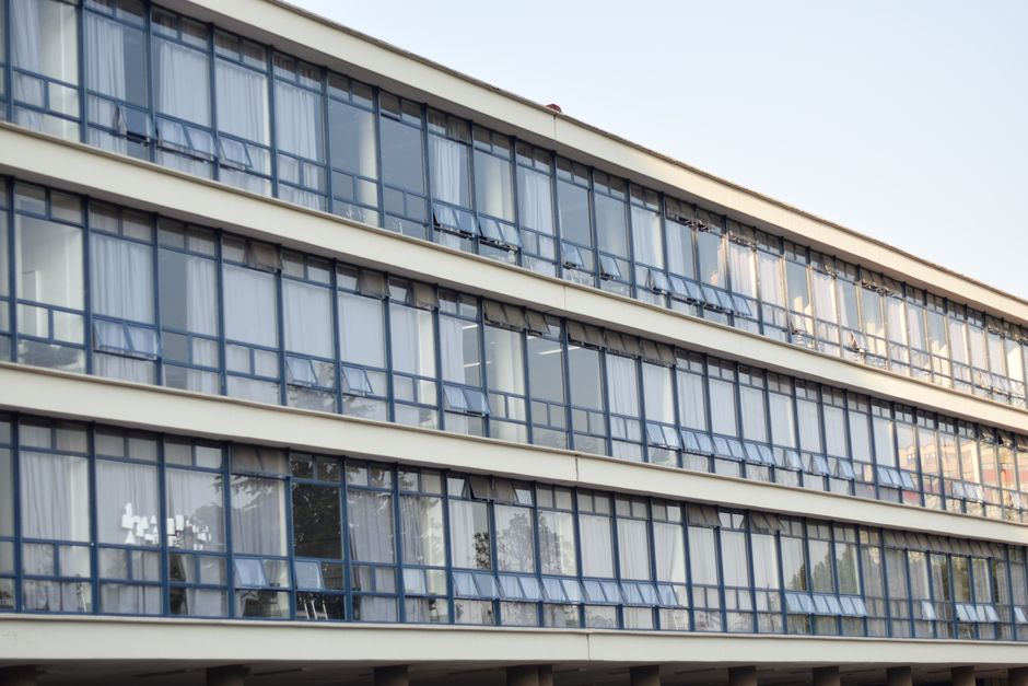 Bočni pogled na moderan uredski neboder sa staklenim fasadama